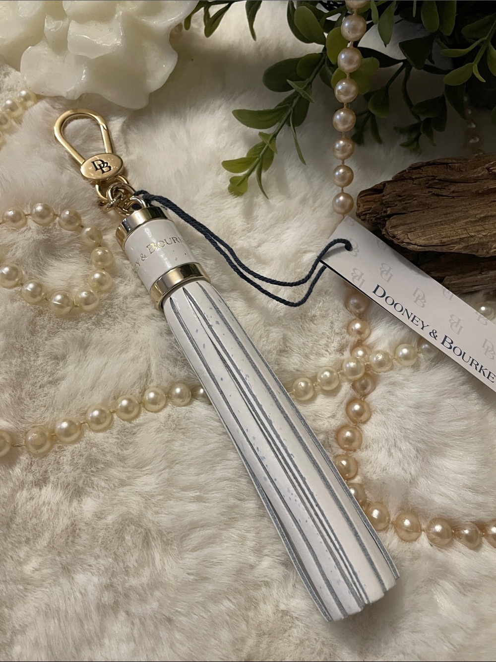 🎀 DOONEY &BOURKE® Gorgeous Shiny White Leather Tassel Keyring with Gold Hardware